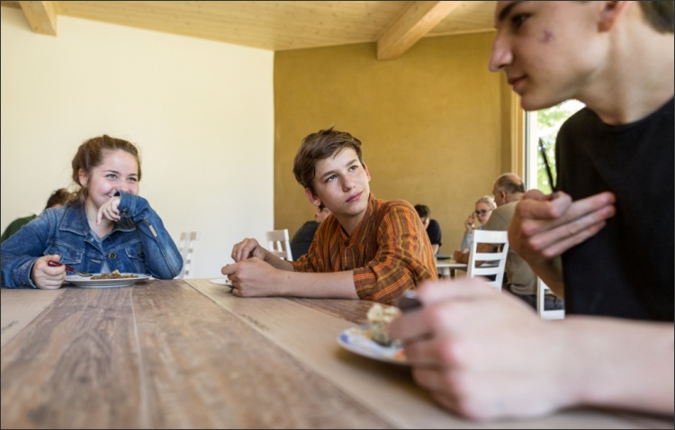 Zufriedene Schüler im gesunden Innenraum